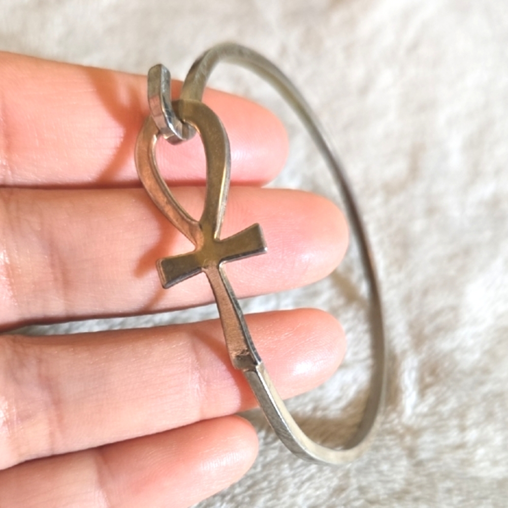 #532 Silver Tone Cross Bracelet - Picture 2 of 3